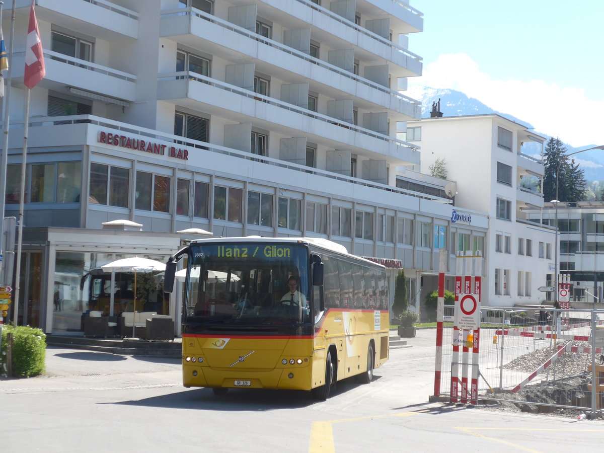 (179'590) - Fontana, Ilanz - Nr. 17/GR 326 - Volvo (ex Nr. 10; ex Nr. 1) am 14. April 2017 beim Bahnhof Ilanz