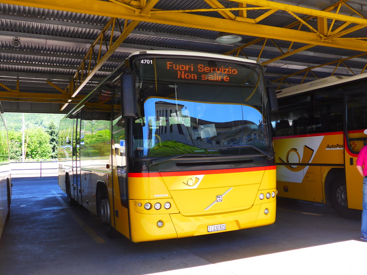 (180'037) - Autopostale, Mendrisio - TI 232'825 - Volvo am 13. Mai 2017 beim Bahnhof Mendrisio