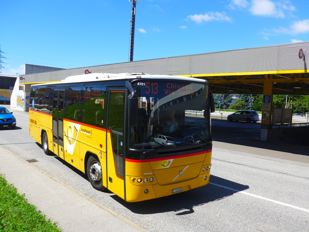 (180'073) - Autopostale, Mendrisio - TI 232'825 - Volvo am 13. Mai 2017 beim Bahnhof Mendrisio