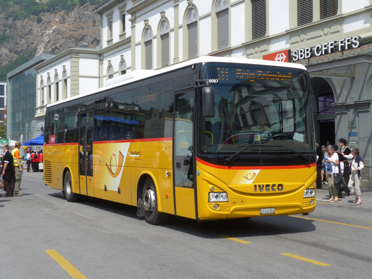 (181'332) - PostAuto Wallis - VS 424'842 - Iveco am 24. Juni 2017 beim Bahnhof Brig