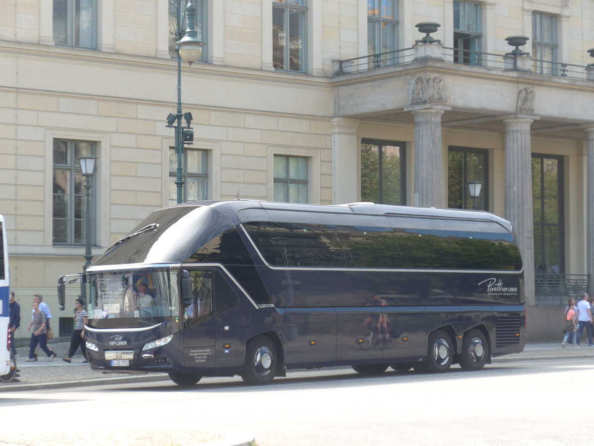 (183'319) - Dring, Berlin - B-DD 3700 - Neoplan am 10. August 2017 in Berlin, Staatsoper