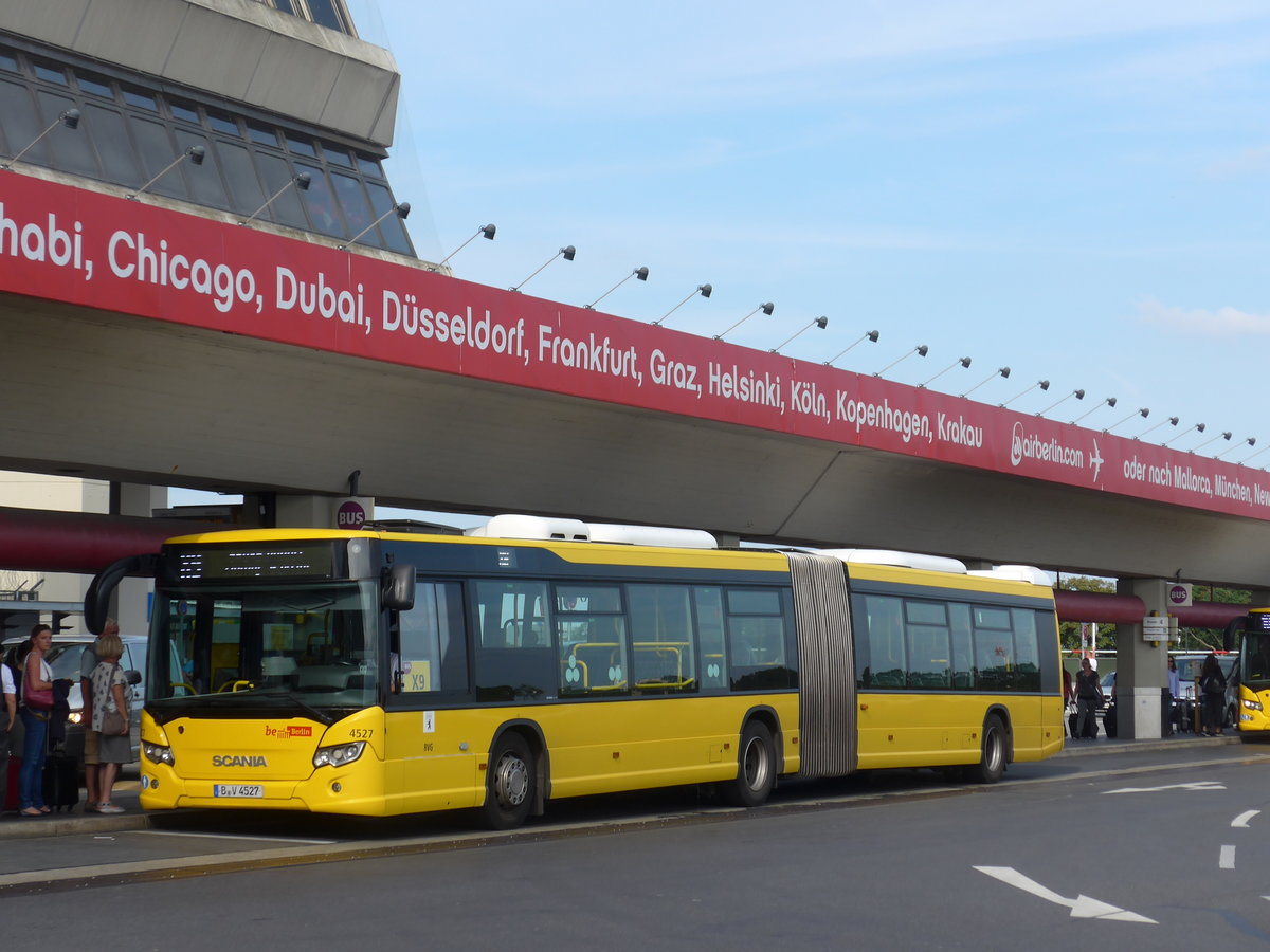 (183'374) - BVG Berlin - Nr. 4527/B-V 4527 - Scania am 10. August 2017 in Berlin, Flughafen Tegel