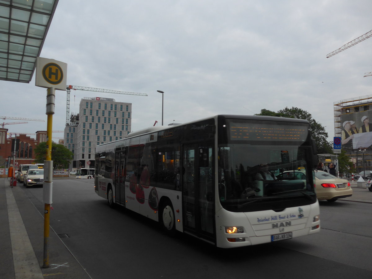 (183'392) - Brust&Sohn, Panketal - BER-KB 134 - MAN am 10. August 2017 beim Bahnhof Berlin Ost