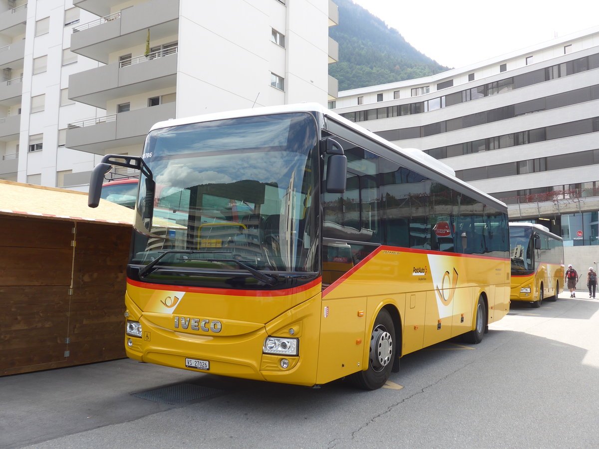 (184'236) - Autotour, Visp - VS 27'026 - Iveco am 25. August 2017 beim Bahnhof Visp