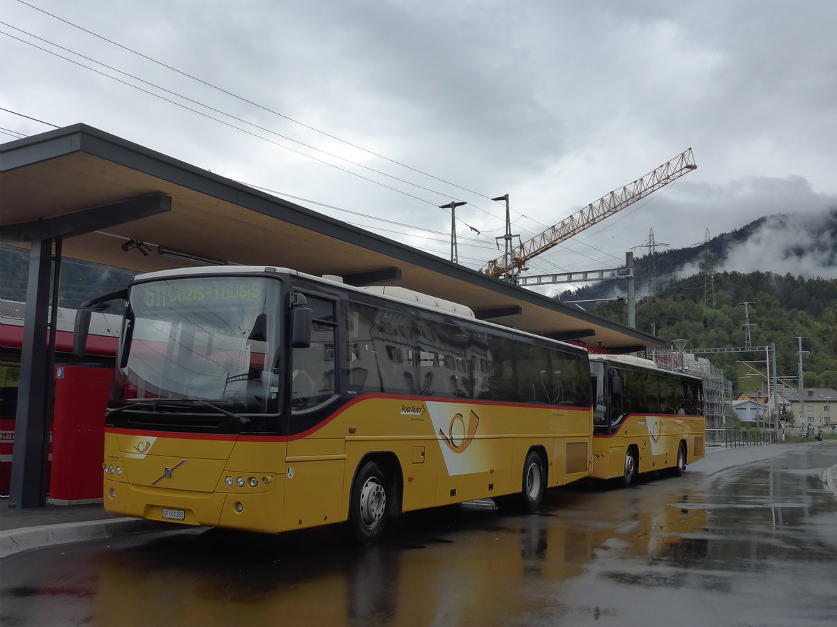 (184'807) - PostAuto Graubnden - GR 161'245 - Volvo am 16. September 2017 beim Bahnhof Rhzns