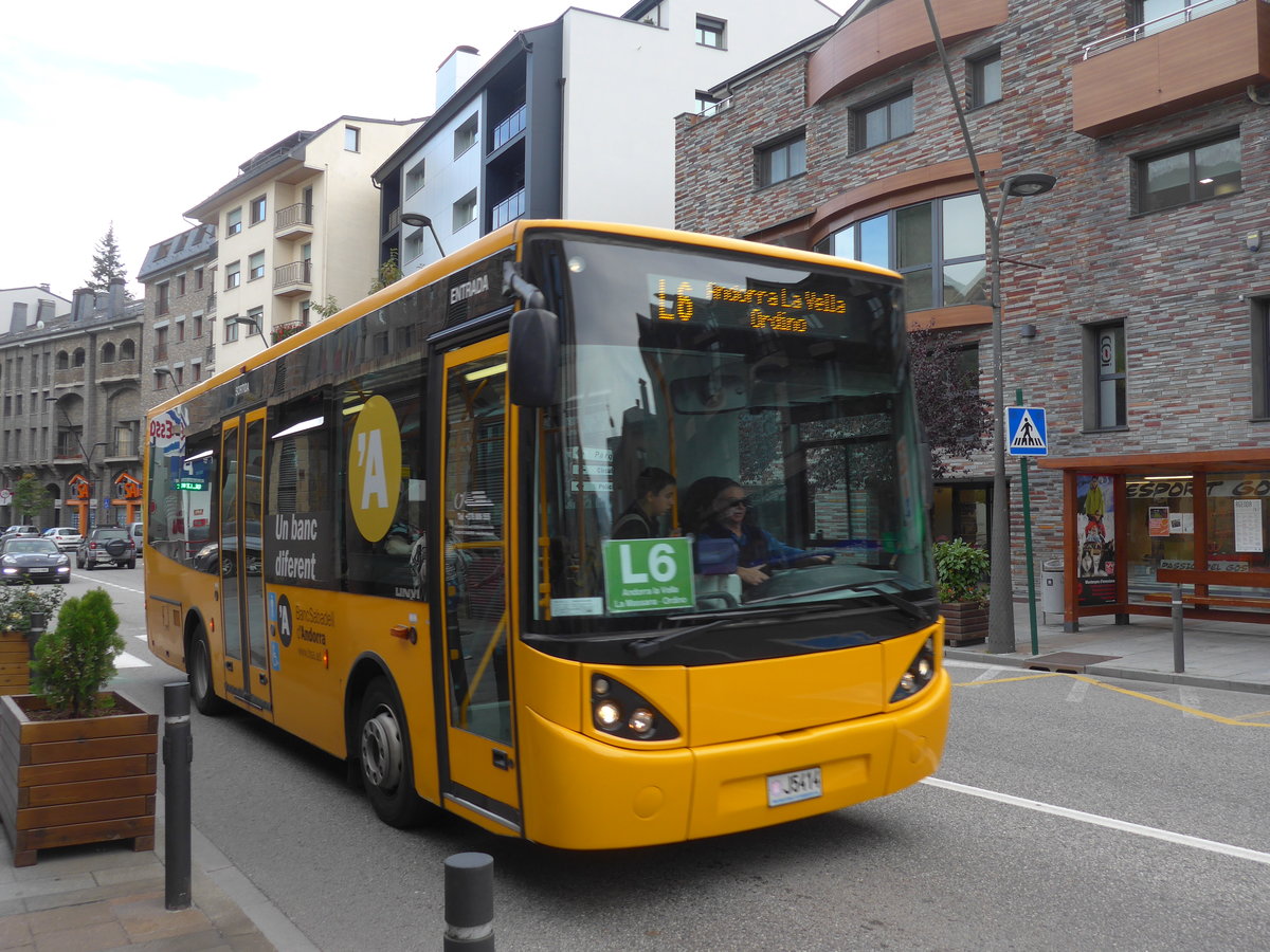 (185'574) - CIA Andorra la Vella - J5414 - UNVI am 28. September 2017 in La Massana, Les Entrades