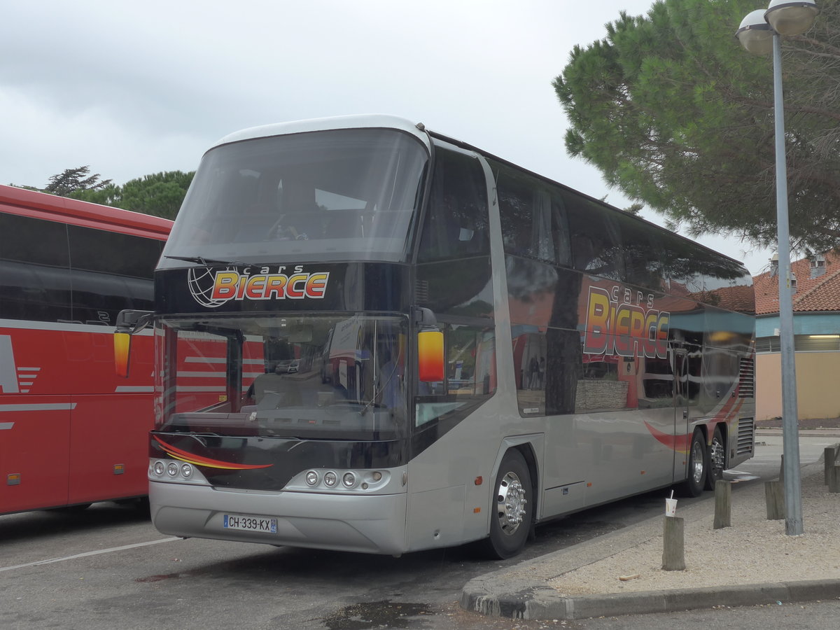 (185'726) - Bierce, Riorges - Nr. 21/CH 339 KX - Neoplan am 30. September 2017 in Montlimar, Raststtte