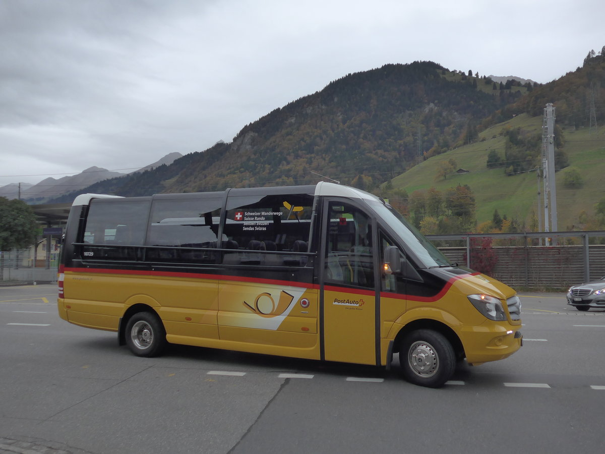 (185'751) - PostAuto Graubnden - GR 102'501 - Mercedes/Tomassini am 2. Oktober 2017 beim Bahnhof Reichenbach