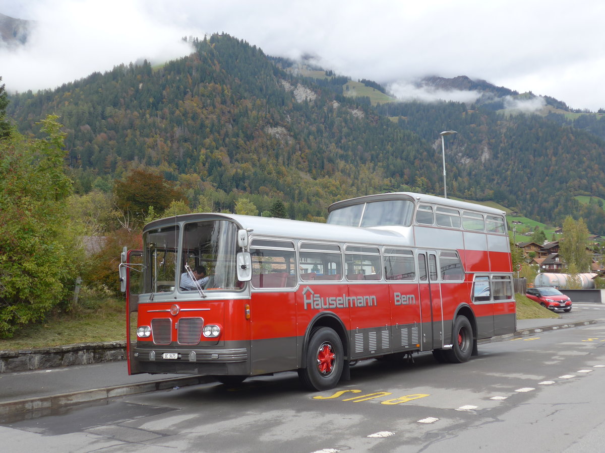 (185'775) - Huselmann, Bern - Nr. 26/BE 9475 - FBW/Vetter-R&J Anderthalbdecker (ex AFA Adelboden Nr. 9) am 8. Oktober 2017 beim Bahnhof Frutigen