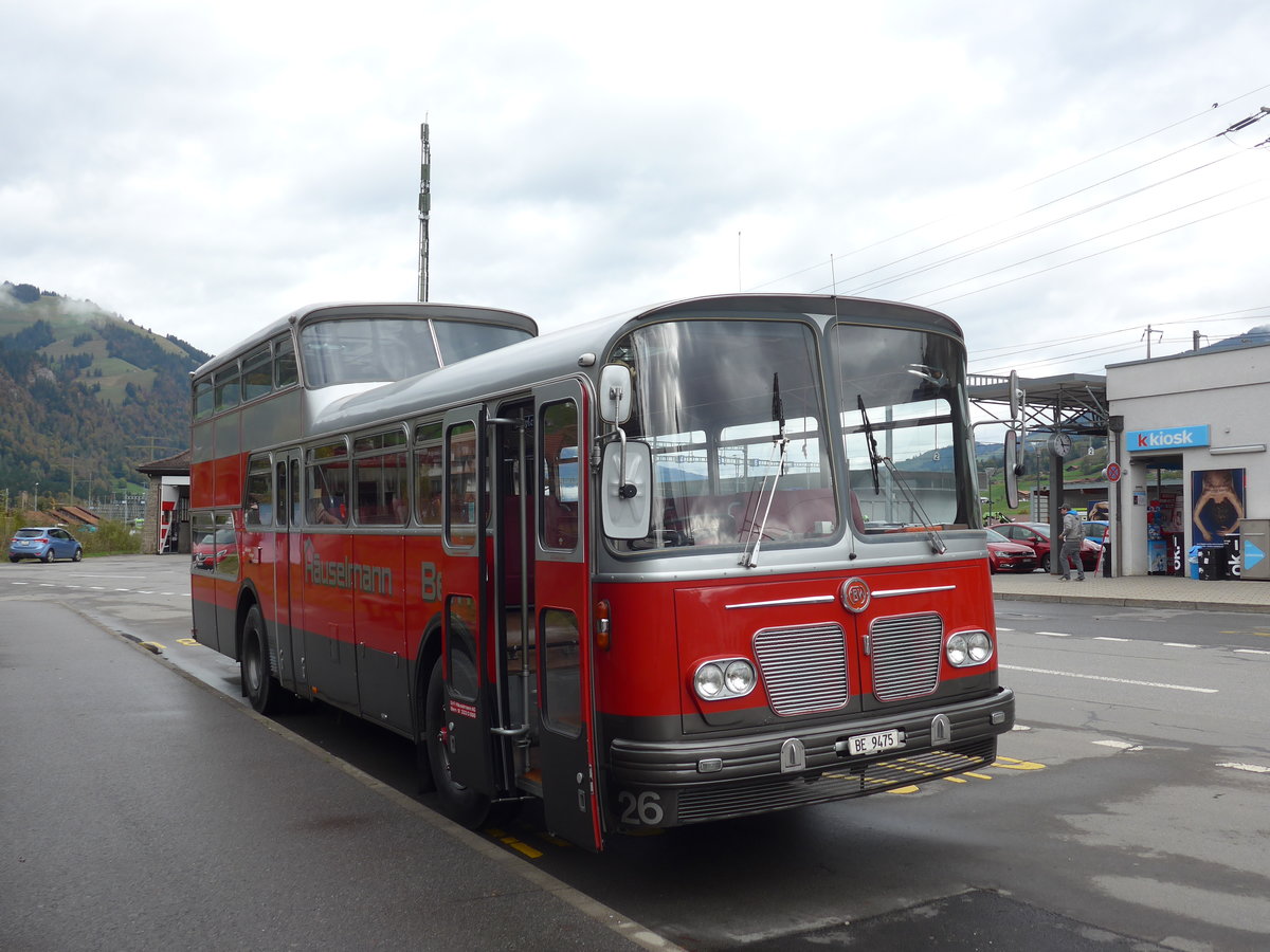 (185'780) - Huselmann, Bern - Nr. 26/BE 9475 - FBW/Vetter-R&J Anderthalbdecker (ex AFA Adelboden Nr. 9) am 8. Oktober 2017 beim Bahnhof Frutigen