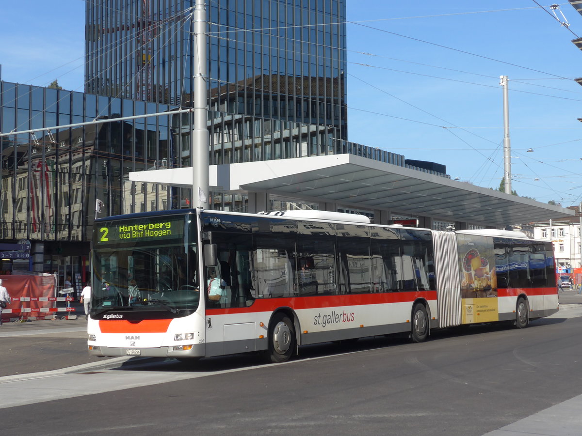 (185'941) - St. Gallerbus, St. Gallen - Nr. 296/SG 198'296 - MAN am 19. Oktober 2017 beim Bahnhof St. Gallen