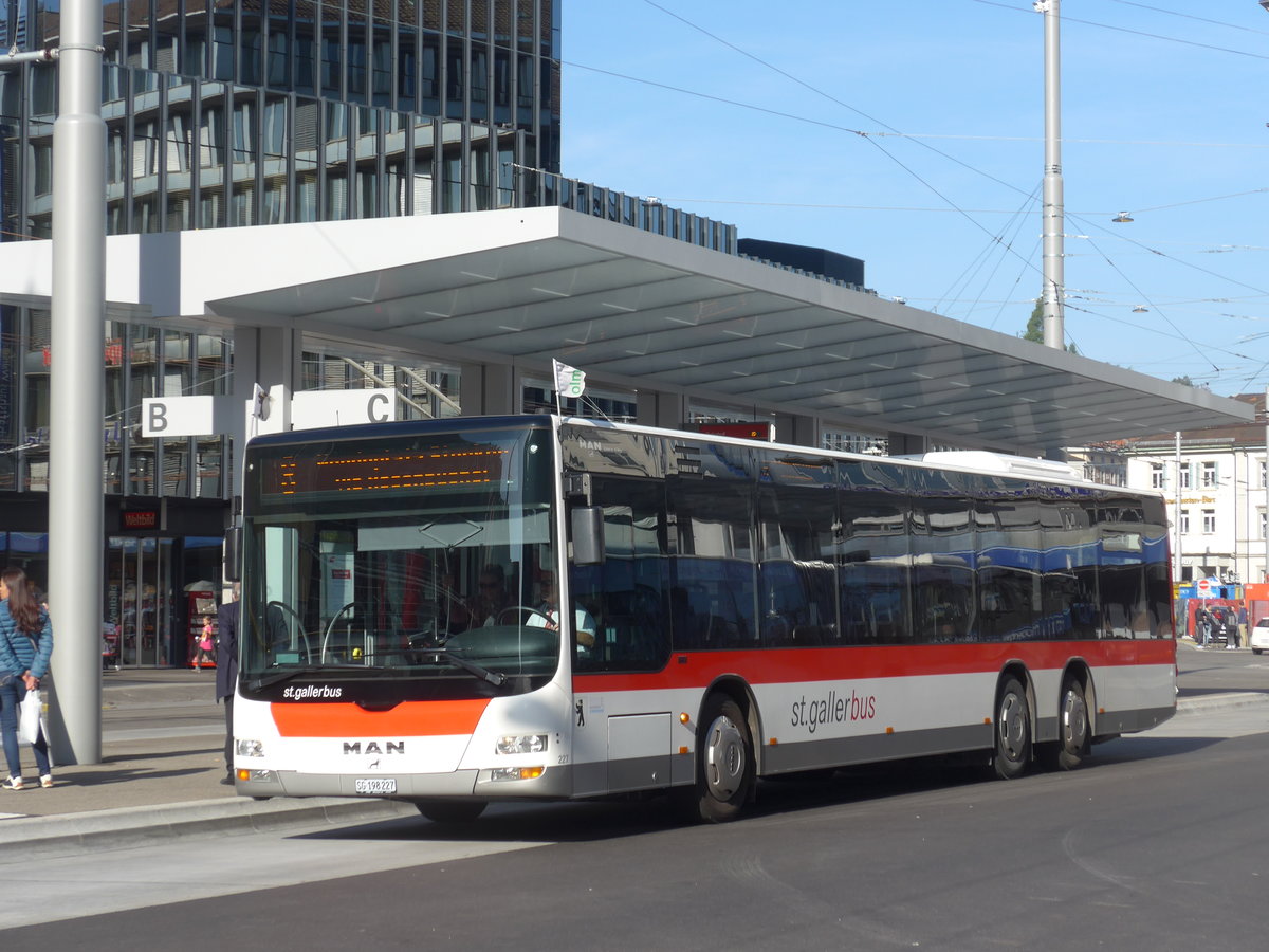 (185'946) - St. Gallerbus, St. Gallen - Nr. 227/SG 198'227 - MAN am 19. Oktober 2017 beim Bahnhof St. Gallen