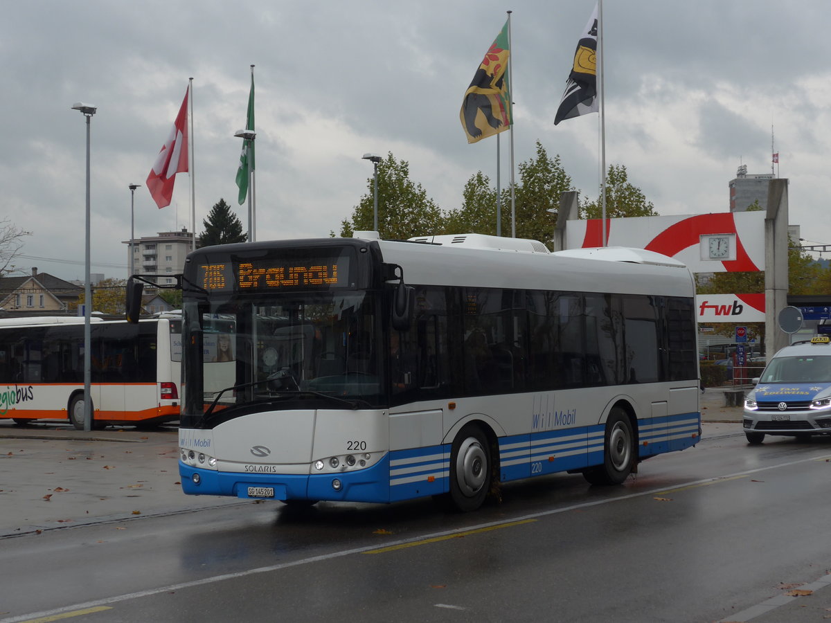 (186'139) - WilMobil, Wil - Nr. 220/SG 145'201 - Solaris am 27. Oktober 2017 beim Bahnhof Wil