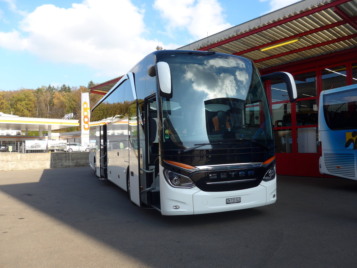 (186'194) - EvoBus, Kloten - ZH 733'141 - Setra am 3. November 2017 in Kloten, EvoBus