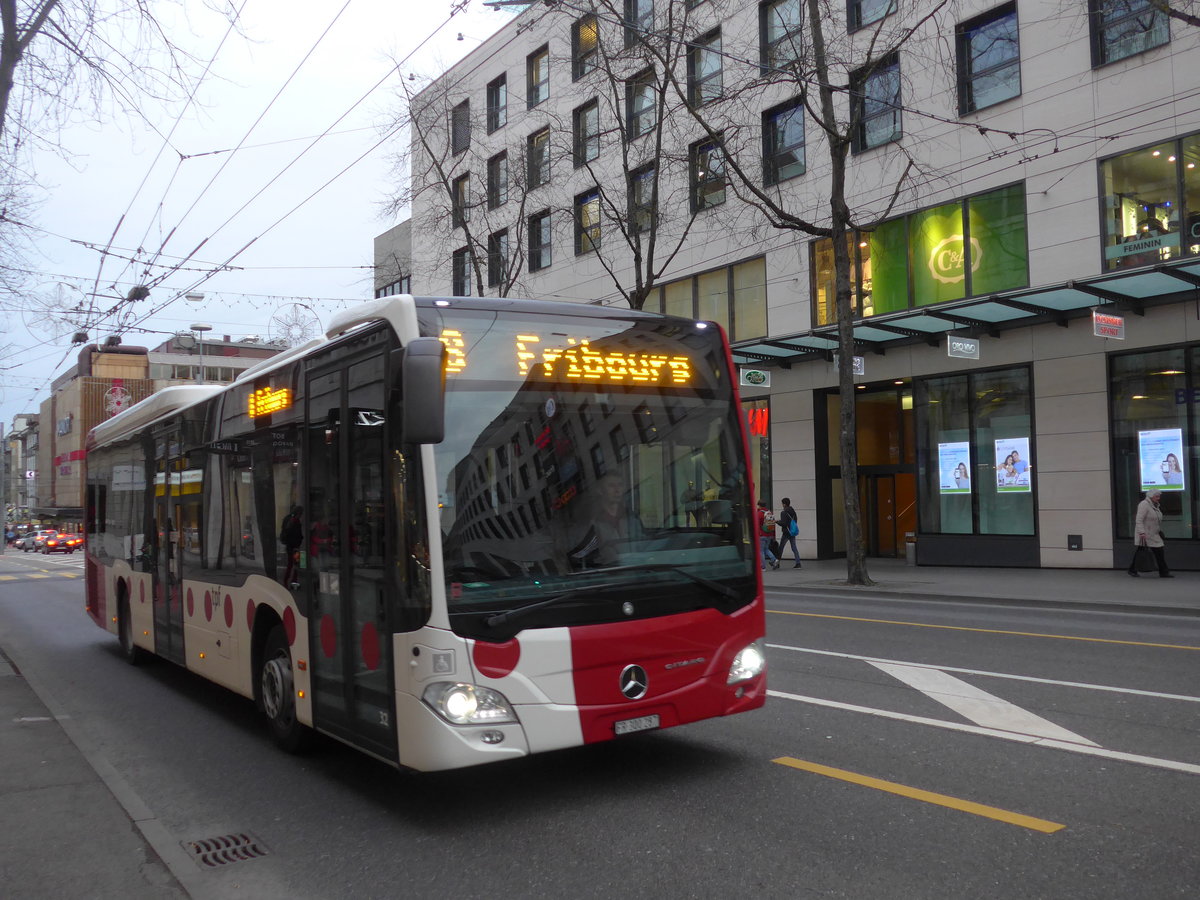 (186'718) - TPF Fribourg - Nr. 32/FR 300'287 - Mercedes am 27. November 2017 beim Bahnhof Fribourg