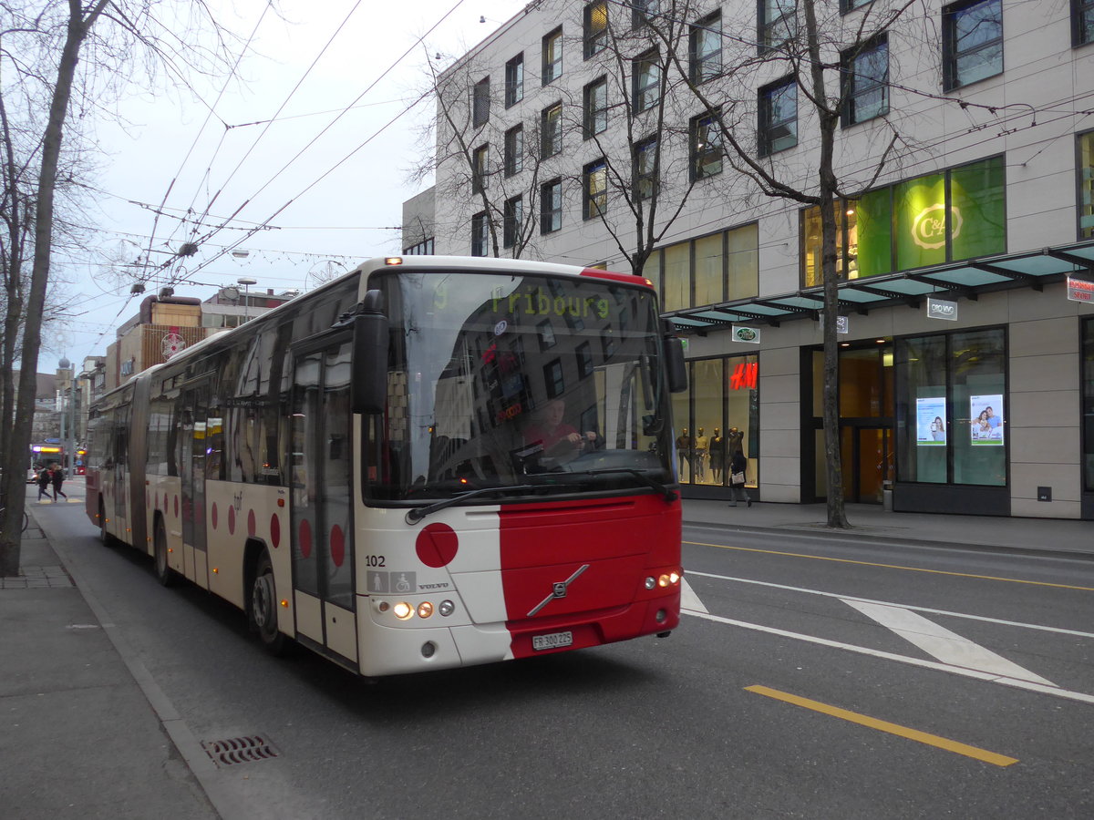 (186'719) - TPF Fribourg - Nr. 102/FR 300'225 - Volvo am 27. November 2017 beim Bahnhof Fribourg