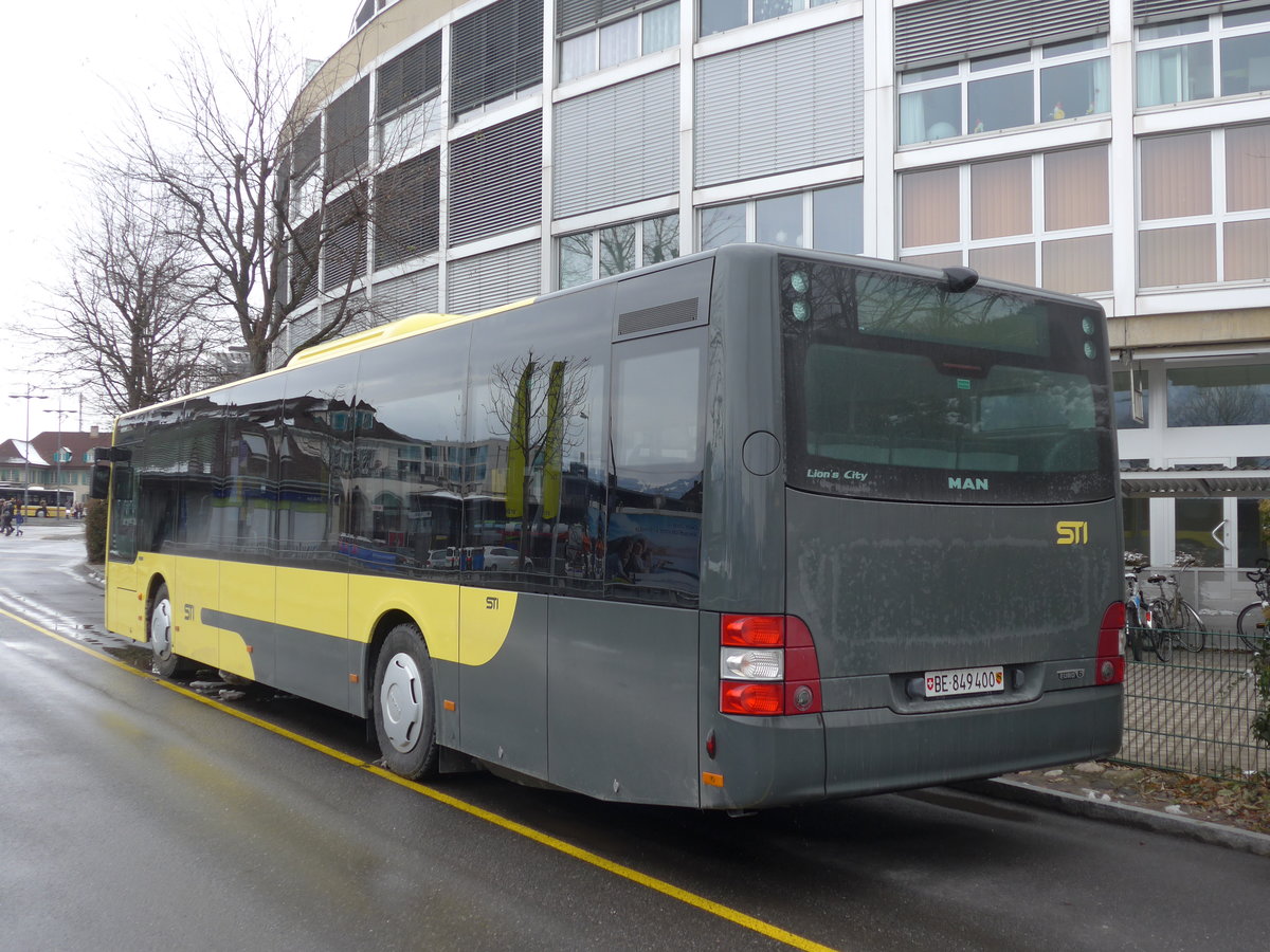 (187'015) - STI Thun - Nr. 400/BE 849'400 - MAN am 17. Dezember 2017 beim Bahnhof Thun