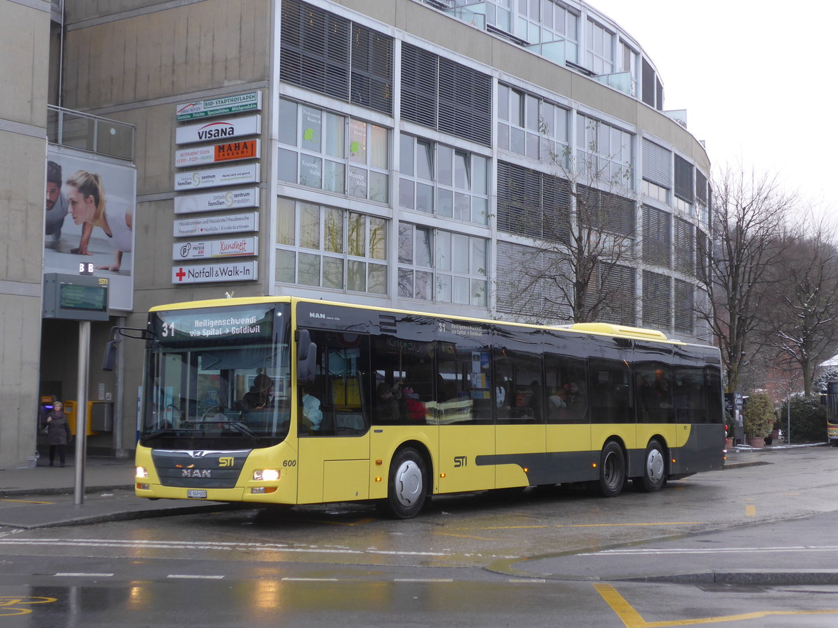 (187'104) - STI Thun - Nr. 600/BE 849'600 - MAN am 18. Dezember 2017 beim Bahnhof Thun