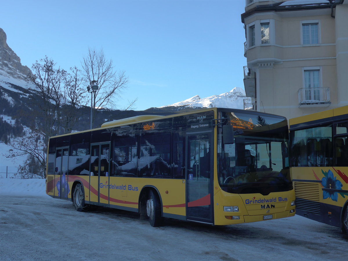 (187'280) - AVG Grindelwald - Nr. 13/BE 407'170 - MAN/Gppel am 24. Dezember 2017 beim Bahnhof Grindelwald