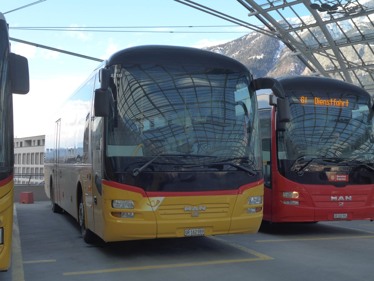 (187'412) - PostAuto Graubnden - GR 162'989 - MAN am 26. Dezember 2017 in Chur, Postautostation