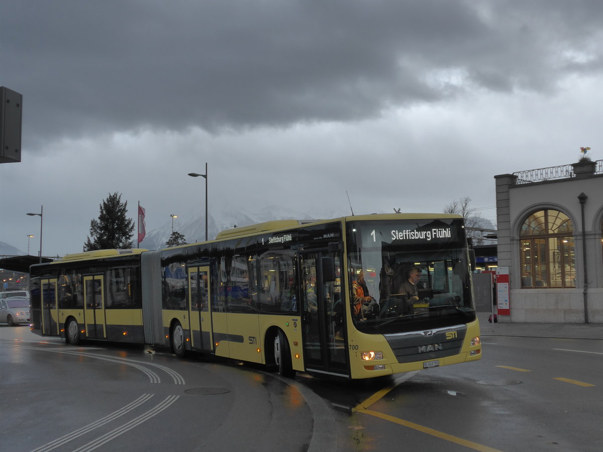 (187'485) - STI Thun - Nr. 700/BE 849'700 - MAN am 30. Dezember 2017 beim Bahnhof Thun