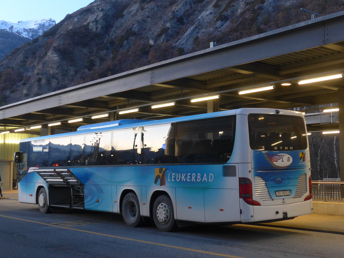 (187'966) - LLB Susten - Nr. 2/VS 38'002 - Setra am 14. Januar 2018 beim Bahnhof Leuk