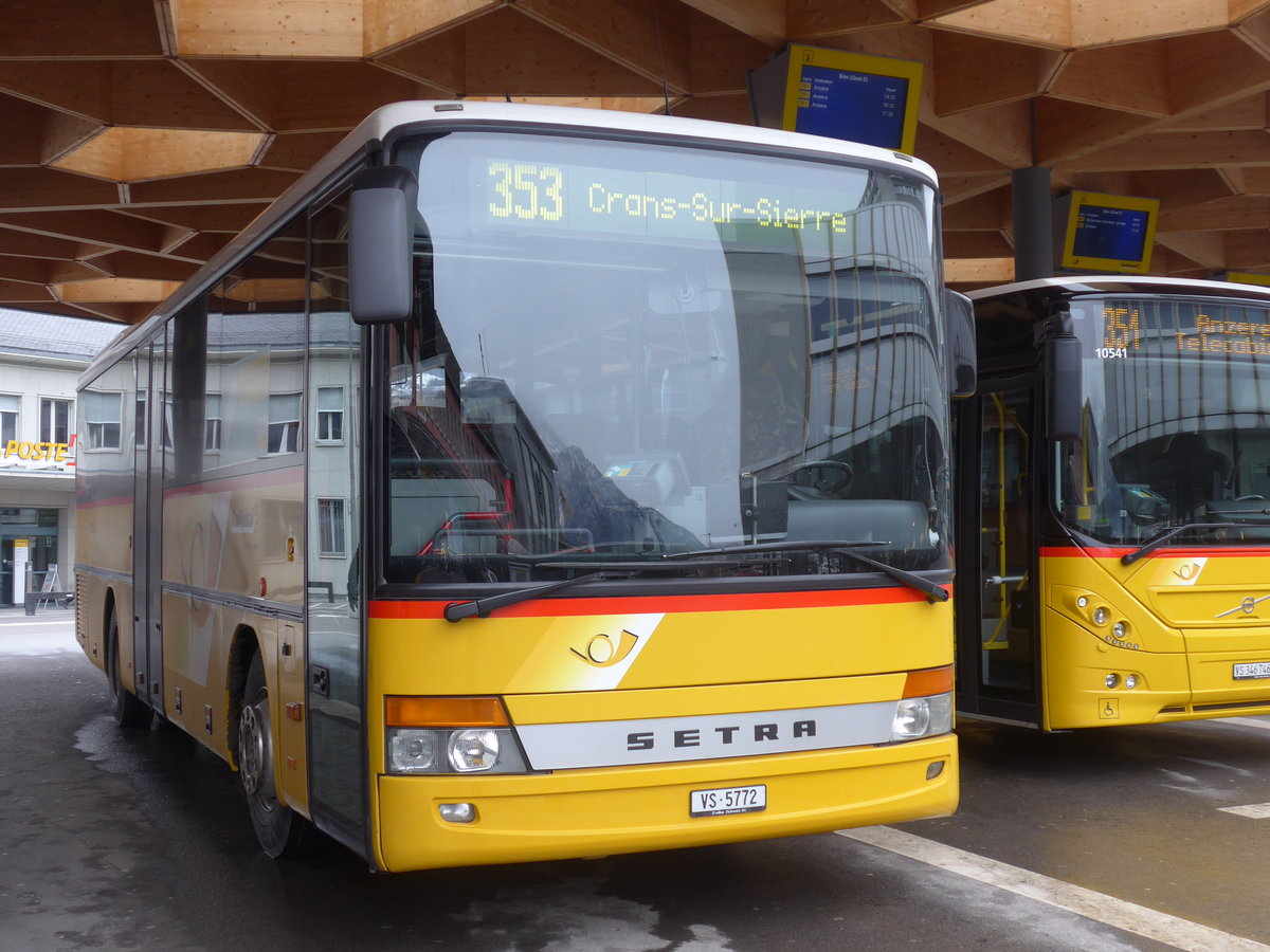 (188'029) - Mabillard, Lens - VS 5772 - Setra am 20. Januar 2018 beim Bahnhof Sion