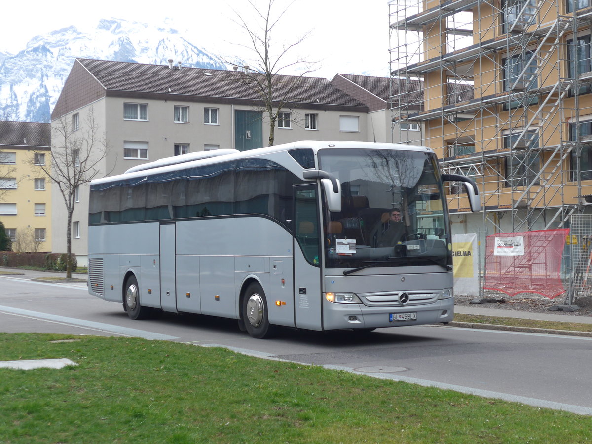 (188'250) - Aus der Slowakei: Dolphin, Bratislava - BL-459LX - Mercedes am 5. Februar 2018 beim Bahnhof Interlaken Ost