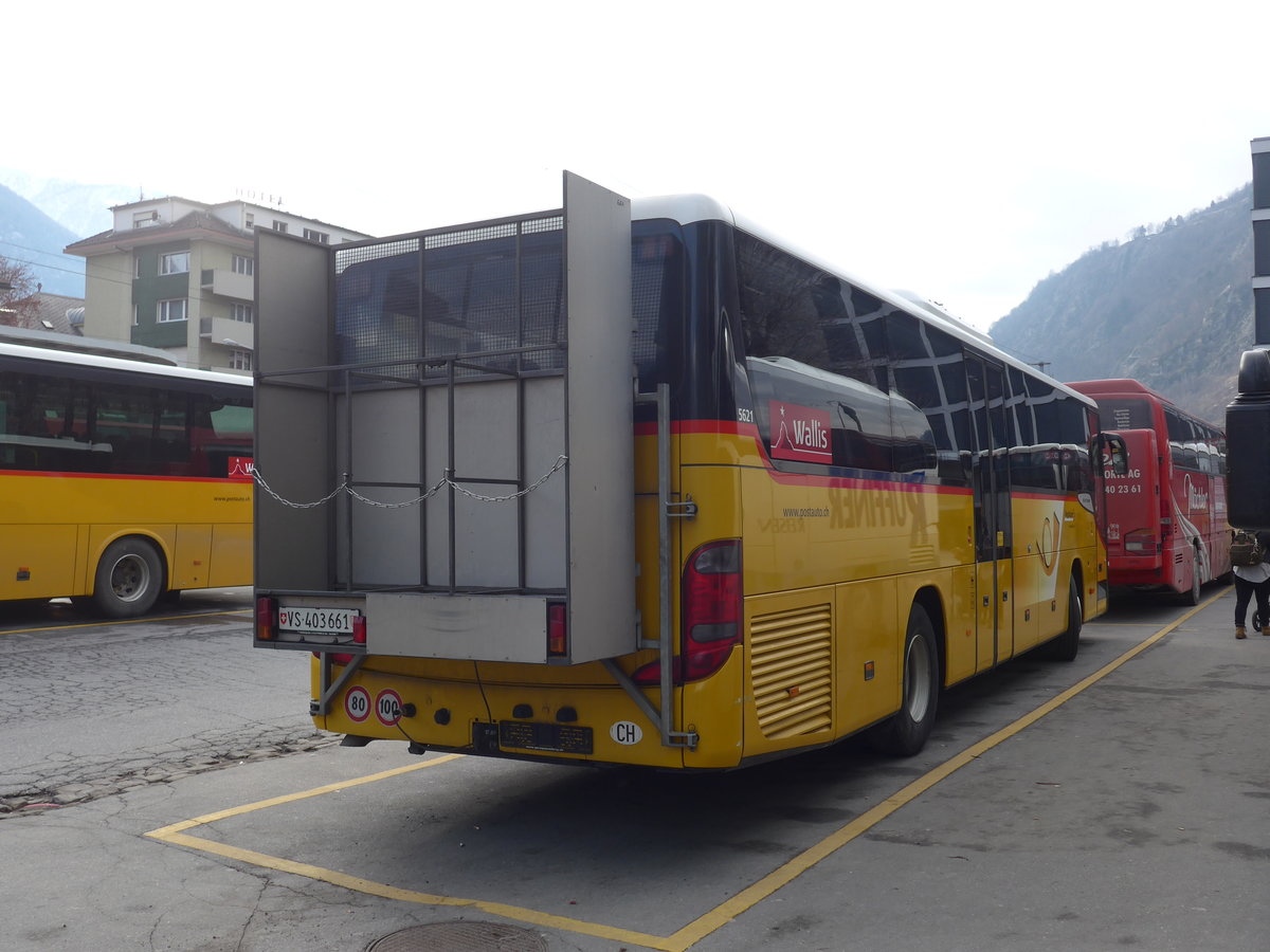 (188'447) - PostAuto Wallis - VS 403'661 - Setra am 11. Februar 2018 beim Bahnhof Brig