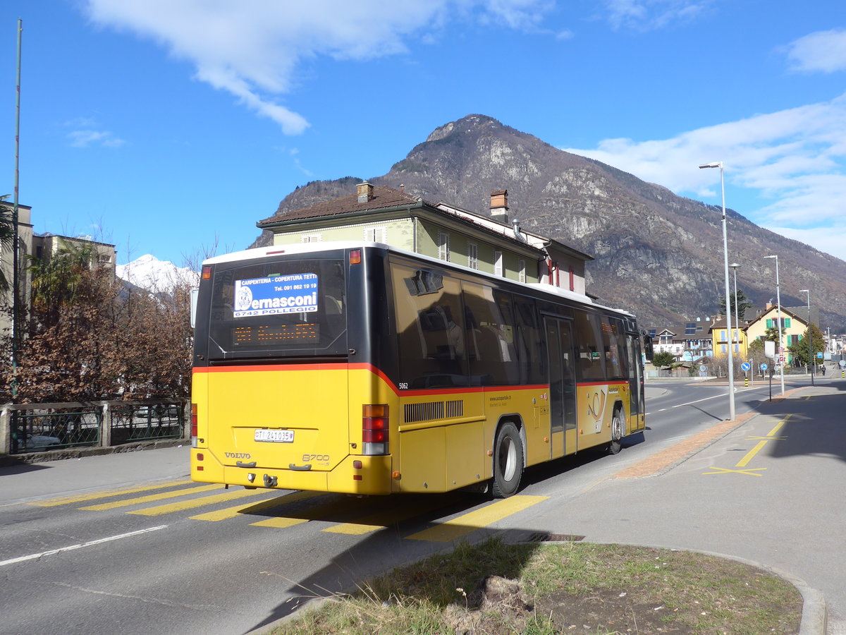 (188'580) - Marchetti, Airolo - TI 241'035 - Volvo am 14. Februar 2018 beim Bahnhof Biasca