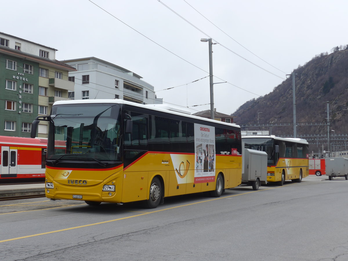 (189'046) - PostAuto Wallis - VS 445'901 - Iveco am 3. Mrz 2018 beim Bahnhof Brig