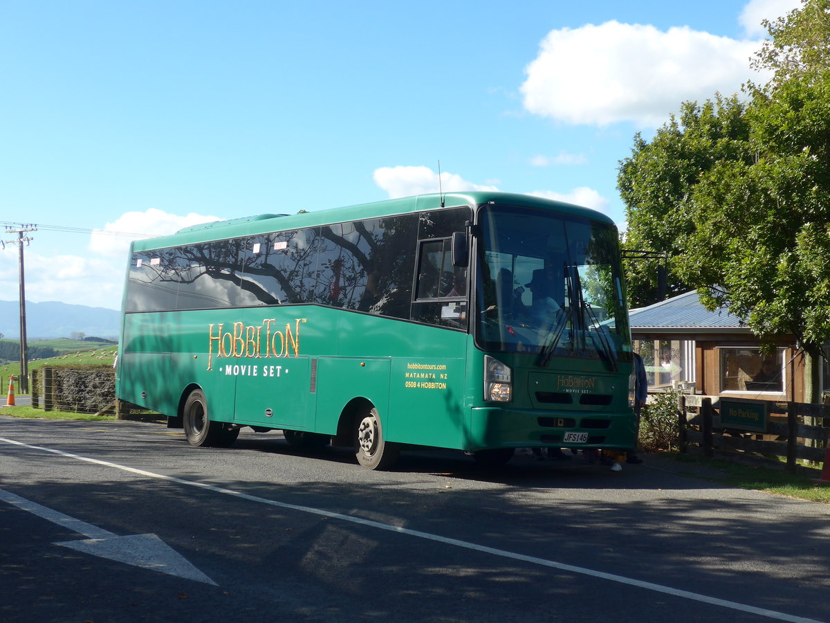 (190'859) - Hobbiton, Matamata - Nr. 8/JFS146 - Isuzu/KiwiBus am 22. April 2018 in Hinuera, Hobbiton