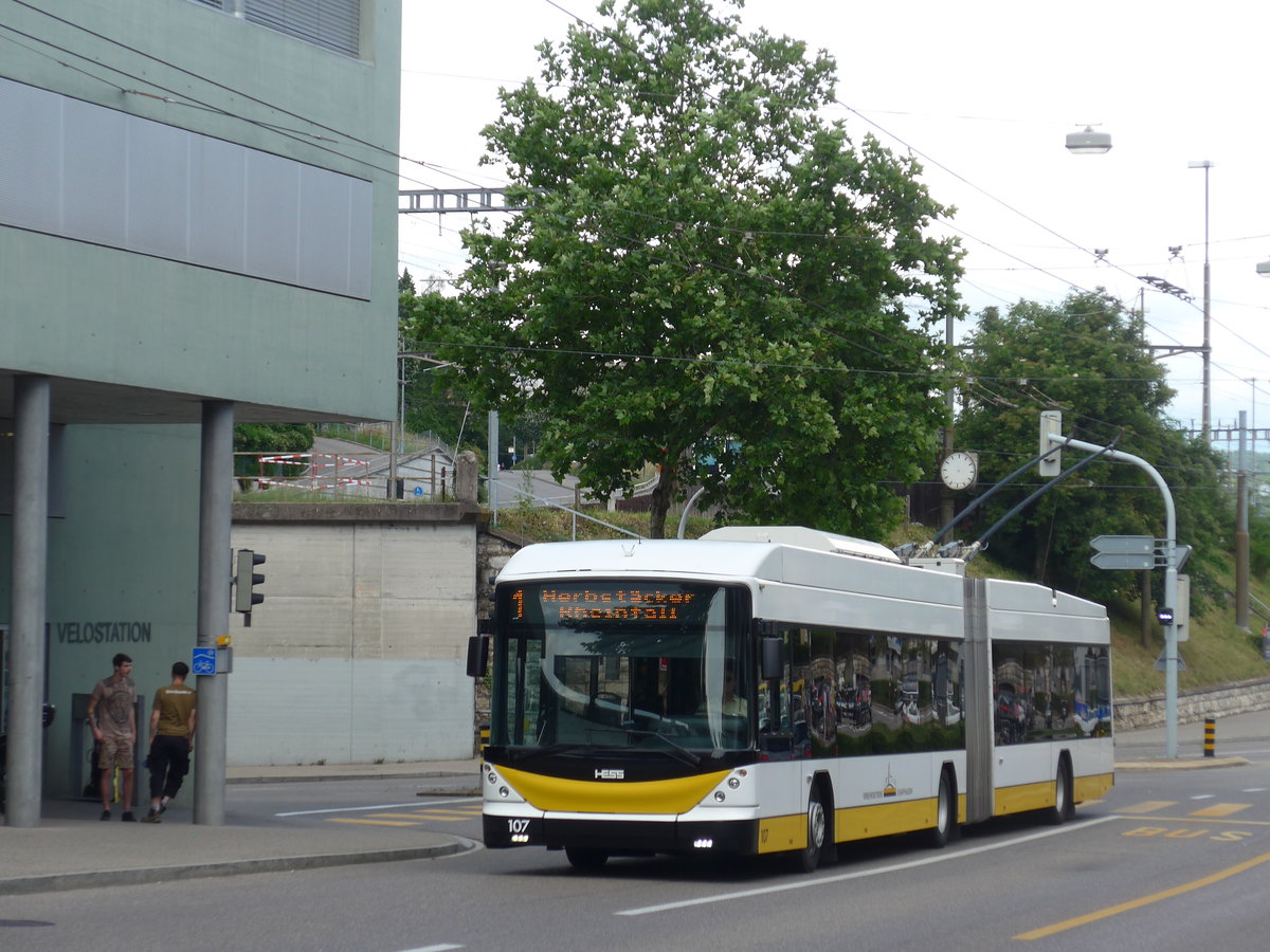 (193'934) - VBSH Schaffhausen - Nr. 107 - Hess/Hess Gelenktrolleybus am 10. Juni 2018 beim Bahnhof Schaffhausen