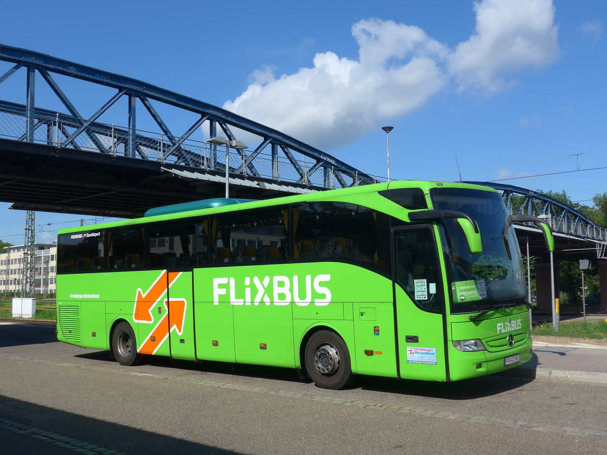 (194'142) - Freiburger-Reisedienst, Freiburg - FR-AZ 980 - Mercedes am 18. Juni 2018 beim Bahnhof Freiburg