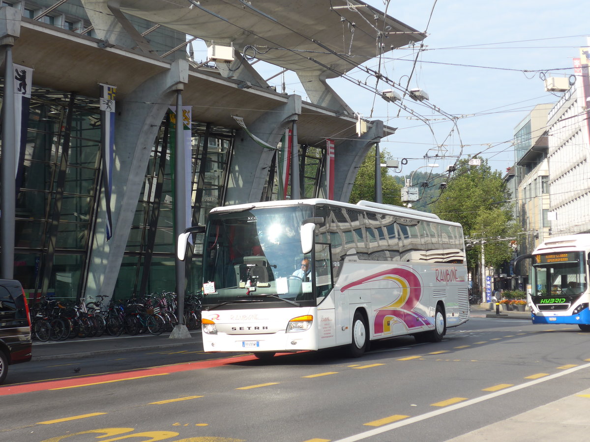 (195'378) - Aus Italien: Rambone, Aversa - FK-699 WH - Setra am 1. August 2018 beim Bahnhof Luzern