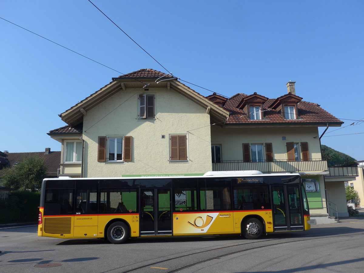 (195'536) - PostAuto Bern - Nr. 536/BE 734'536 - Mercedes am 5. August 2018 beim Bahnhof Worb Dorf
