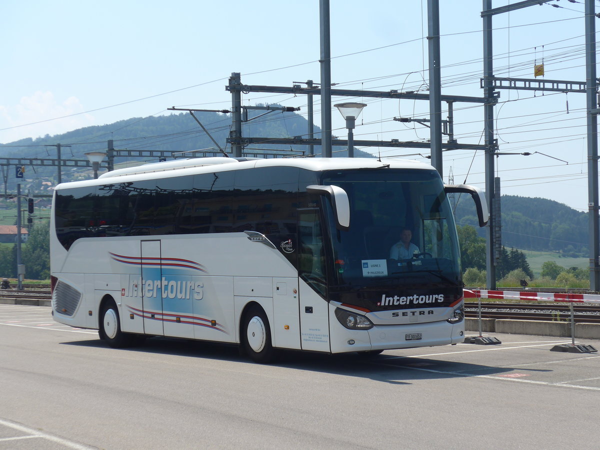 (195'577) - Intertours, Domdidier - FR 300'652 - Setra am 5. August 2018 beim Bahnhof Palzieux