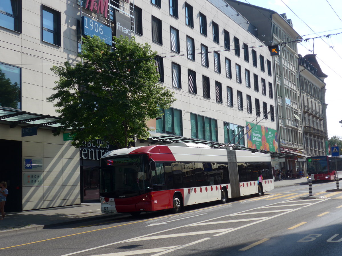 (195'631) - TPF Fribourg - Nr. 532 - Hess/Hess Gelenktrolleybus am 5. August 2018 beim Bahnhof Fribourg