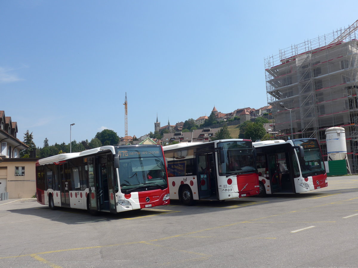 (195'682) - TPF Fribourg - Nr. 76/FR 300'339 - Mercedes am 6. August 2018 beim Bahnhof Romont