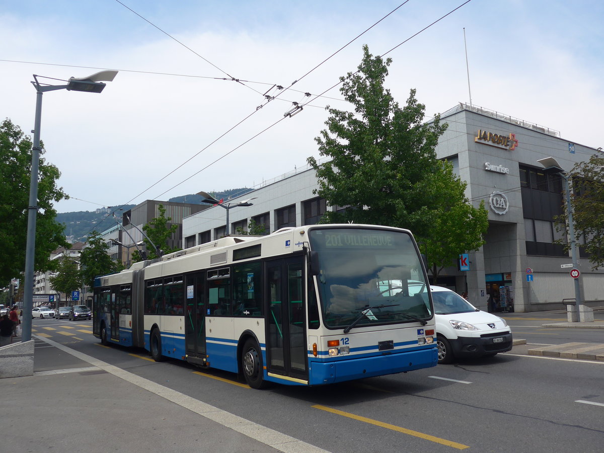 (195'727) - VMCV Clarens - Nr. 12 - Van Hool Gelenktrolleybus am 6. August 2018 beim Bahnhof Vevey