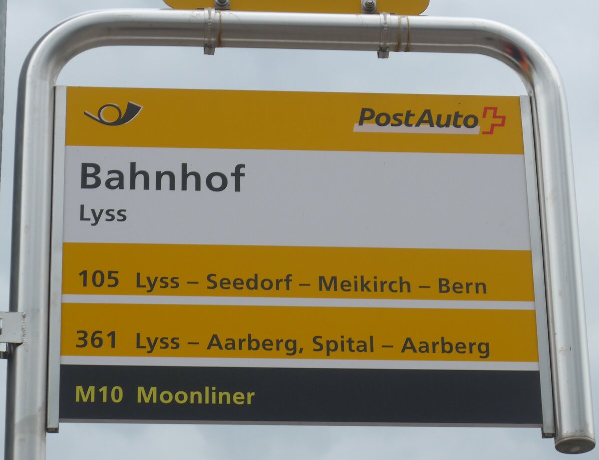 (196'542) - PostAuto-Haltestellenschild - Lyss, Bahnhof - am 3. September 2018