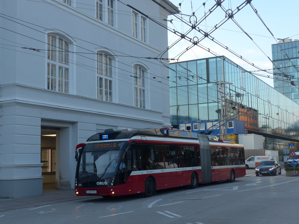 (197'016) - OBUS Salzburg - Nr. 352/S 871 TB - Solaris am 13. September 2018 beim Bahnhof Salzburg