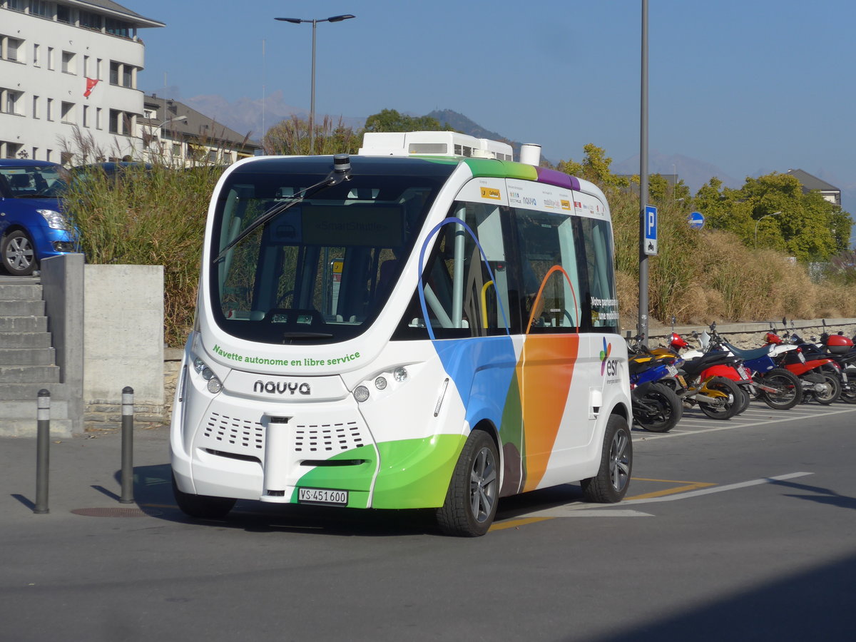 (198'283) - PostAuto Wallis - VS 451'600 - Navya am 14. Oktober 2018 beim Bahnhof Sion