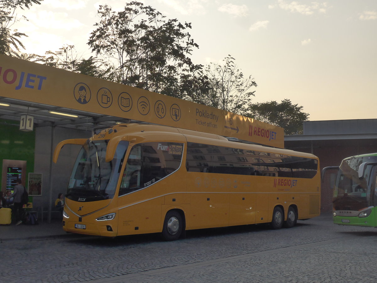 (198'438) - Student Agency, Brno - Nr. 296/1BJ 9296 - Volvo/Irizar am 18. Oktober 2018 in Praha, Florenc