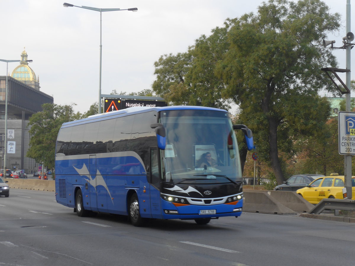 (198'946) - Reina Tour, Praha - 5AV 5766 - MAN/Beulas am 21. Oktober 2018 in Praha, Hlavn Ndraz