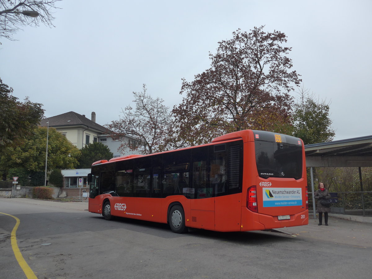 (199'185) - RBS Worblaufen - Nr. 201/BE 800'201 - Mercedes am 4. November 2018 beim Bahnhof Mnchenbuchsee