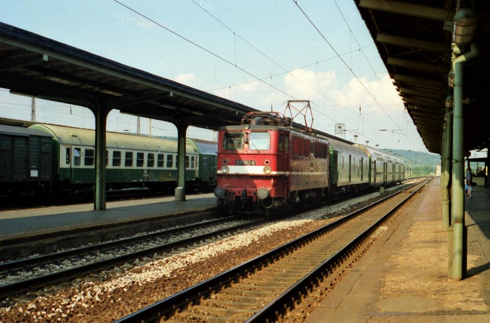 1992 fotografierte Uwe Bachmann die DR 211 052-6 in Naumburg Hbf mit einem Personenzug in Richtung Bad Kösen.