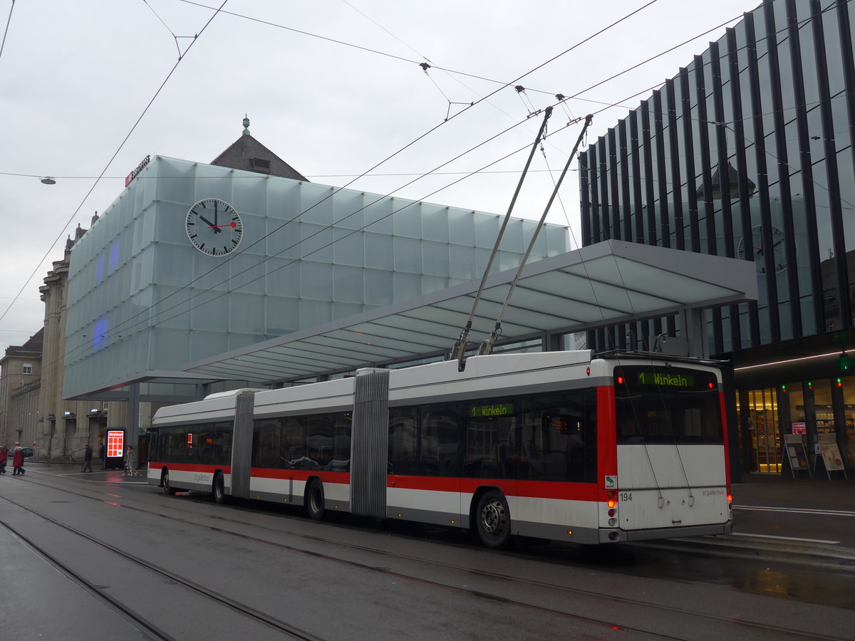 (199'499) - St. Gallerbus, St. Gallen - Nr. 194 - Hess/Hess Doppelgelenktrolleybus am 24. November 2018 beim Bahnhof St. Gallen
