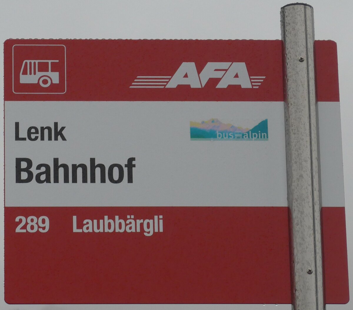 (199'615) - AFA-Haltestellenschild - Lenk, Bahnhof - am 26. November 2018