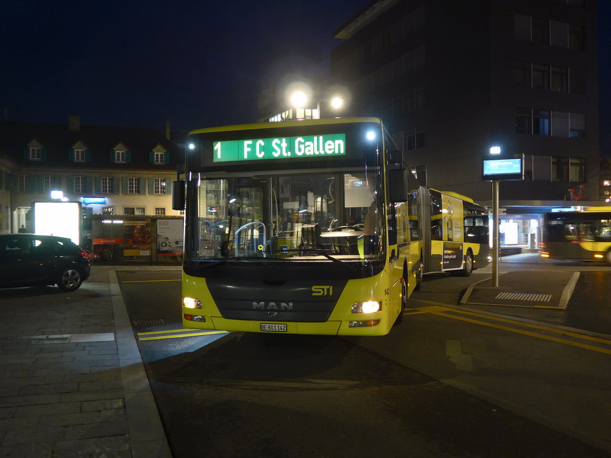 (199'625) - STI Thun - Nr. 142/BE 801'142 - MAN am 1. Dezember 2018 beim Bahnhof Thun